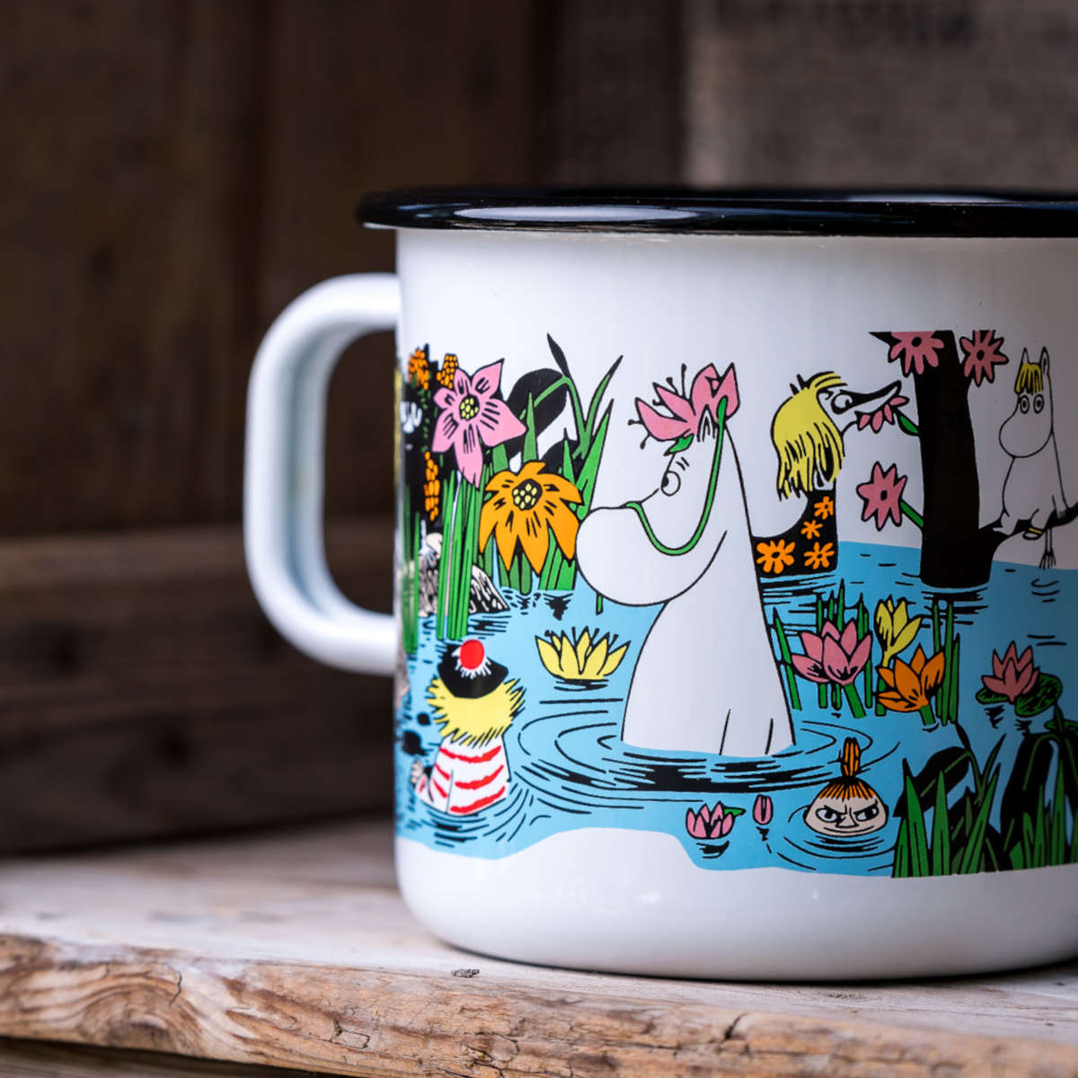 Jumbo-Tasse aus Emaille: Mumin Summer - Trip To The Pond - Mumins am Teich von Muurla