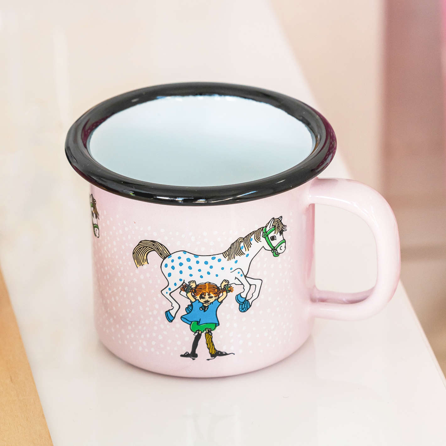 Tasse aus Emaille: Pippi Langstrumpf - Pippi und das Pferd rosa von Muurla