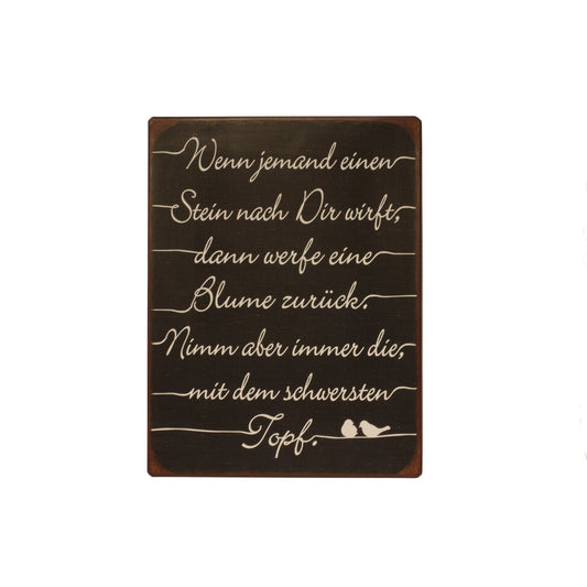 Blechschild: Wenn jemand einen Stein nach Dir wirft, dann werfe eine Blume zurück. Nimm aber immer die, mit dem schwersten Topf.