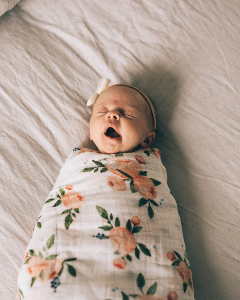 Cotton Muslin Swaddle: "Watercolor Roses" von Little Unicorn