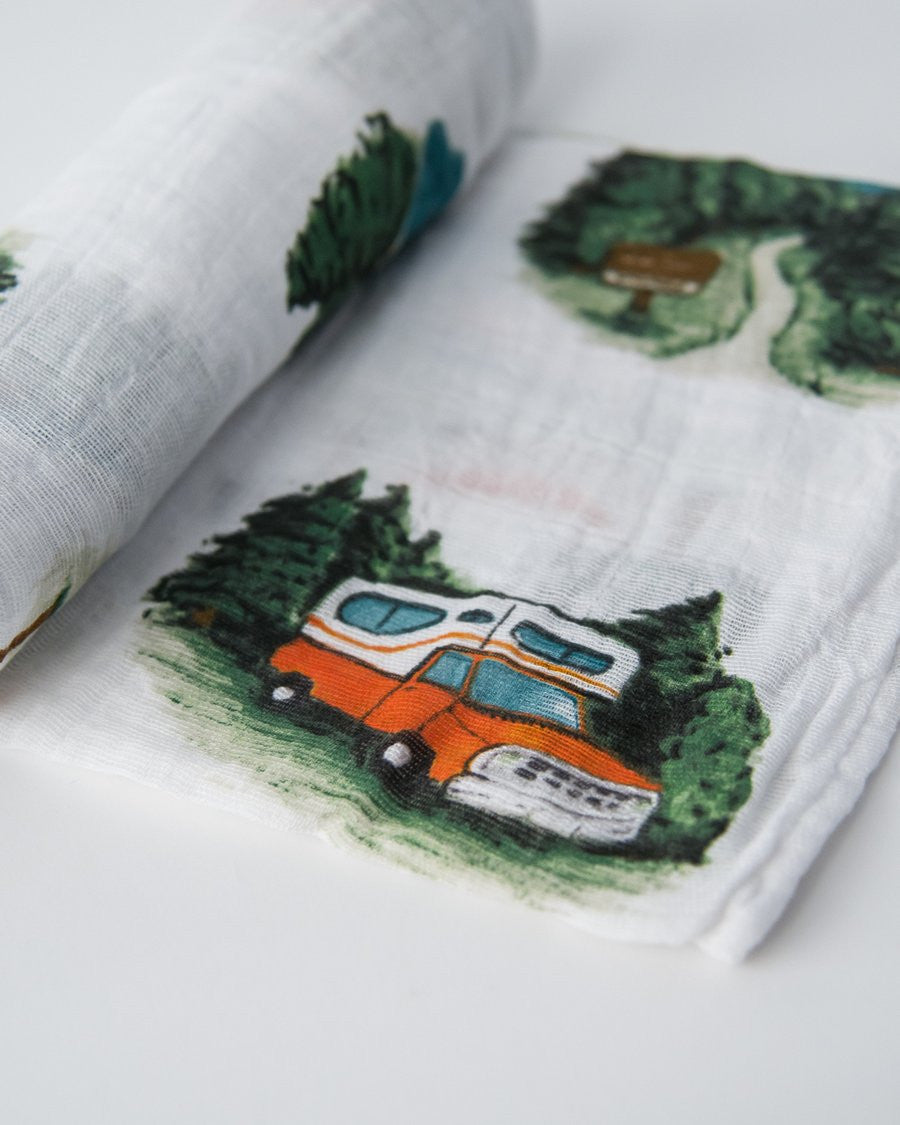 Cotton Muslin Swaddle: "Happy Camper" von Little Unicorn