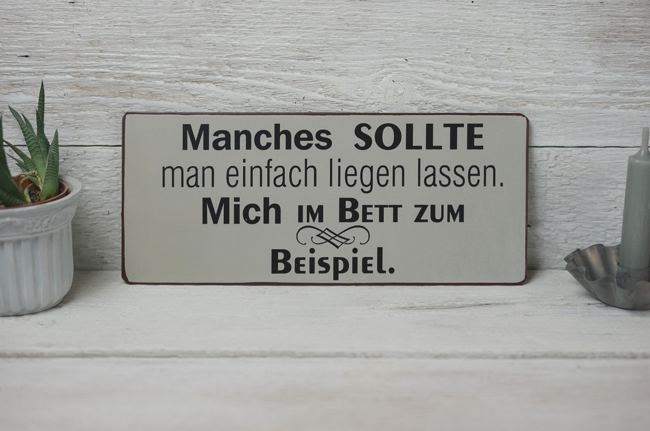 Blechschild: Manches sollte man einfach liegen lassen. Mich im Bett zum Beispiel