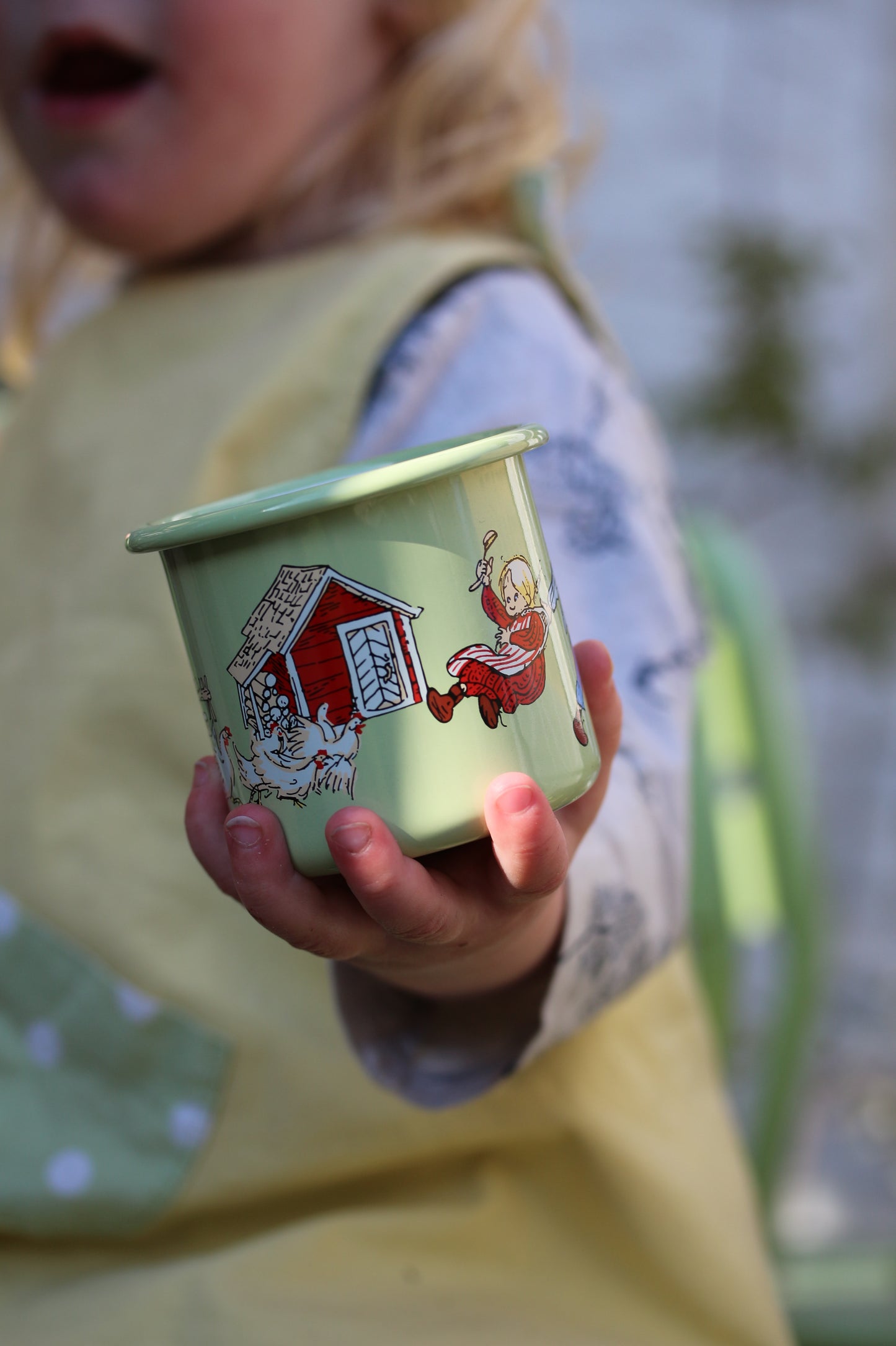 Tasse aus Emaille: Michel aus Lönneberga, Michel und Ida grün von Muurla