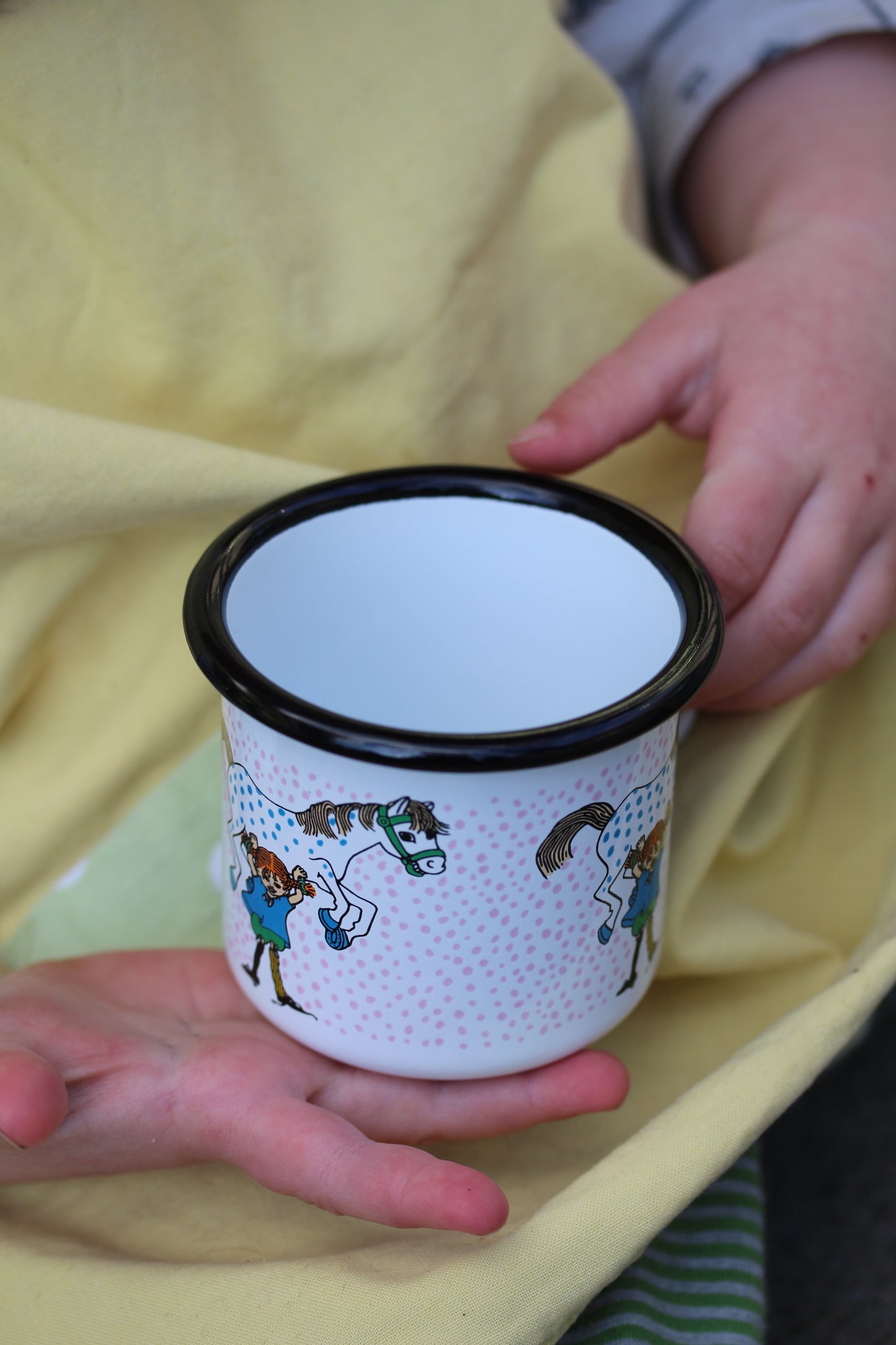 Tasse aus Emaille: Pippi Langstrumpf - Pippi und das Pferd weiss von Muurla