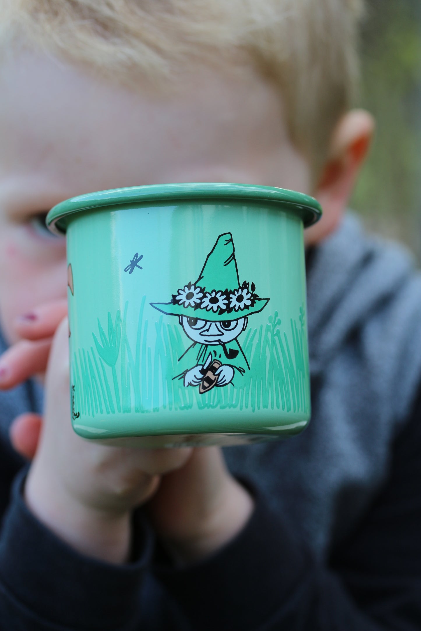 Tasse aus Emaille: Mumins im Garten - Boys - grün von Muurla
