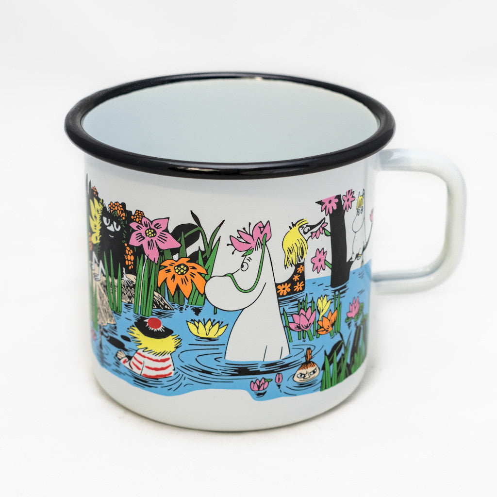 Jumbo-Tasse aus Emaille: Mumin Summer - Trip To The Pond - Mumins am Teich von Muurla