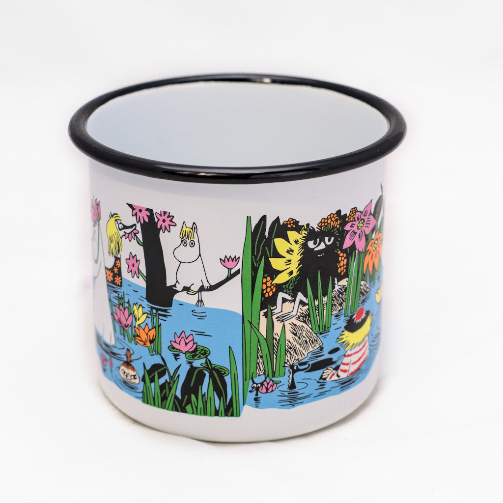 Jumbo-Tasse aus Emaille: Mumin Summer - Trip To The Pond - Mumins am Teich von Muurla