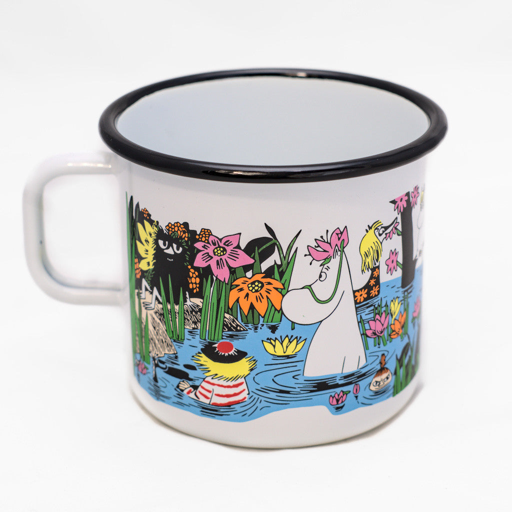 Jumbo-Tasse aus Emaille: Mumin Summer - Trip To The Pond - Mumins am Teich von Muurla