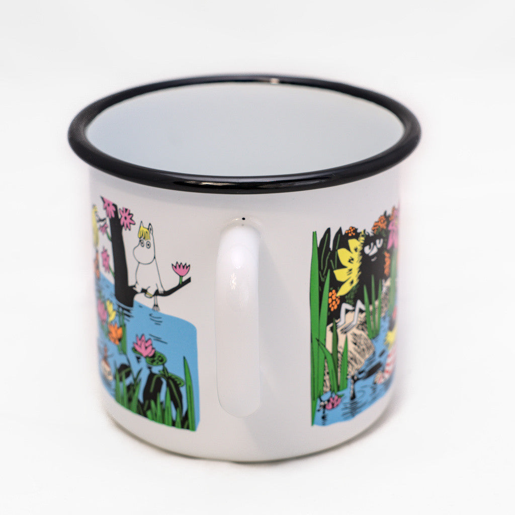 Jumbo-Tasse aus Emaille: Mumin Summer - Trip To The Pond - Mumins am Teich von Muurla