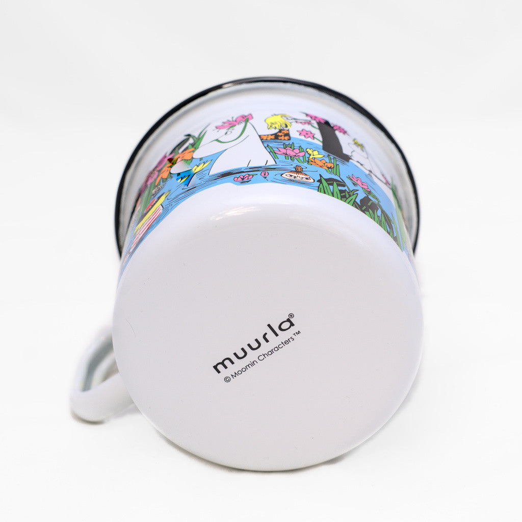 Jumbo-Tasse aus Emaille: Mumin Summer - Trip To The Pond - Mumins am Teich von Muurla