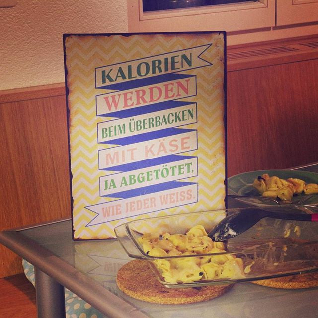 Blechschild: Kalorien werden beim Überbacken mit Käse ja abgetötet, wie jeder weiss.