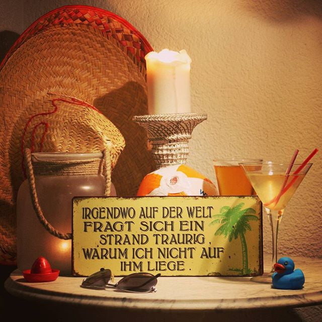 Blechschild: Irgendwo auf der Welt fragt sich ein Strand traurig, warum ich nicht auf ihm liege