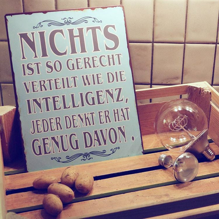 Blechschild: Nichts ist so gerecht verteilt wie die Intelligenz, jeder denkt er hat genug davon