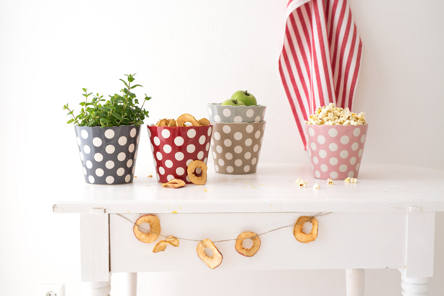 Schüssel "Large Happy Bowl Light Grey With Dots" von Krasilnikoff