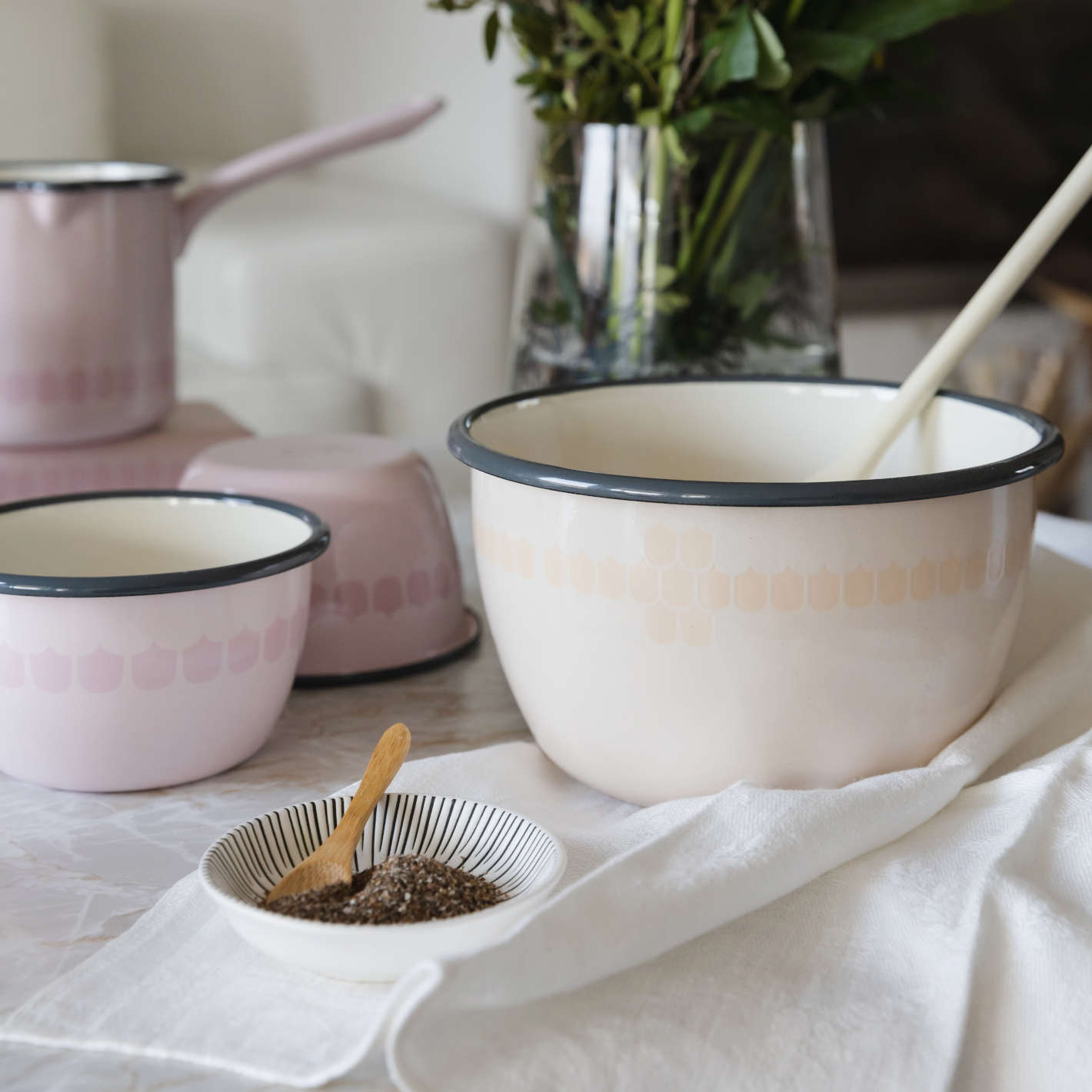 Schüssel aus Emaille: Vappu in the Kitchen- apricot von Muurla