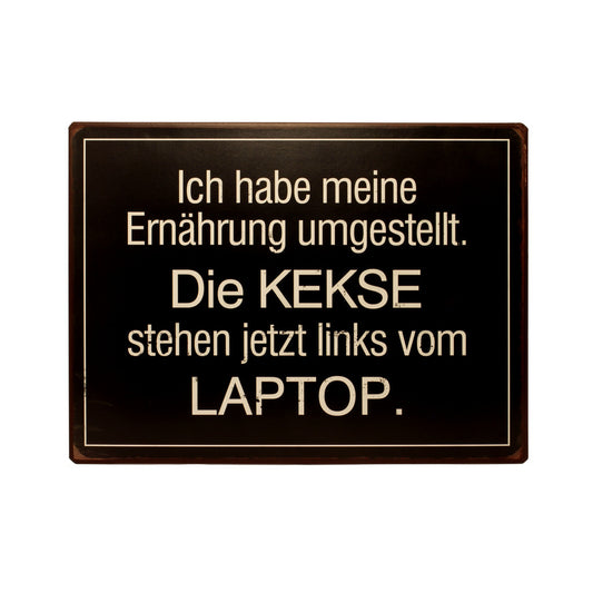 Blechschild: Ich habe meine Ernährung umgestellt. Die Kekse stehen jetzt links vom Laptop.