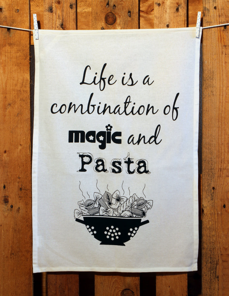 Küchentuch: Life is a combination of magic and pasta