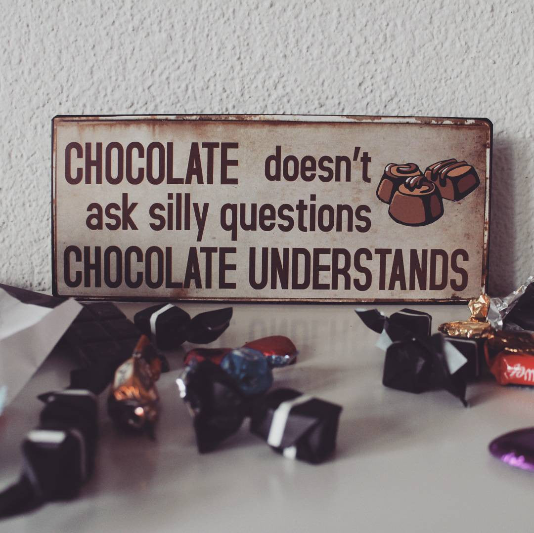 Blechschild: Chocolate doesn't ask silly questions - Chocolate understands